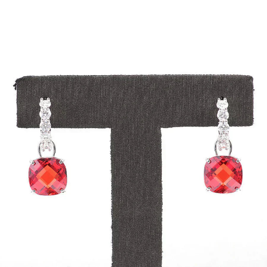 Pendientes tipo cojín de rubíes brillantes con circonitas con aspecto de diamante