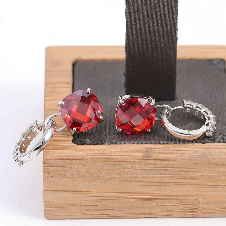 Pendientes tipo cojín de rubíes brillantes con circonitas con aspecto de diamante
