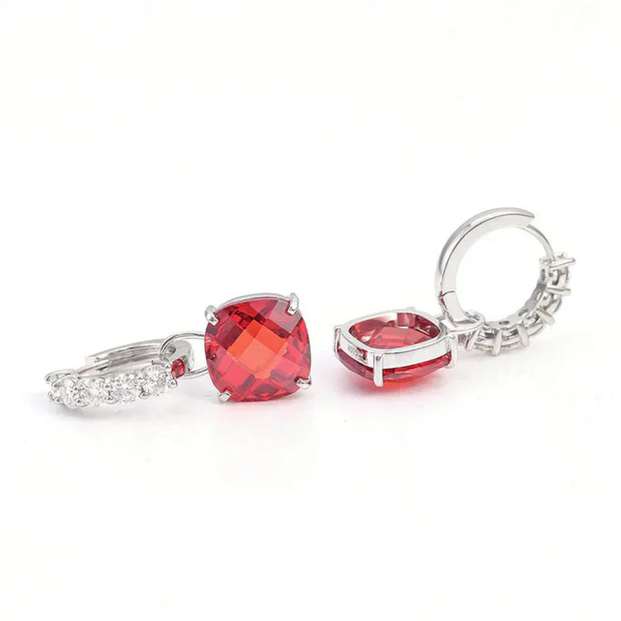 Pendientes tipo cojín de rubíes brillantes con circonitas con aspecto de diamante