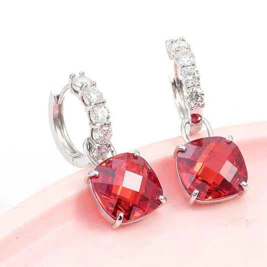 Pendientes tipo cojín de rubíes brillantes con circonitas con aspecto de diamante