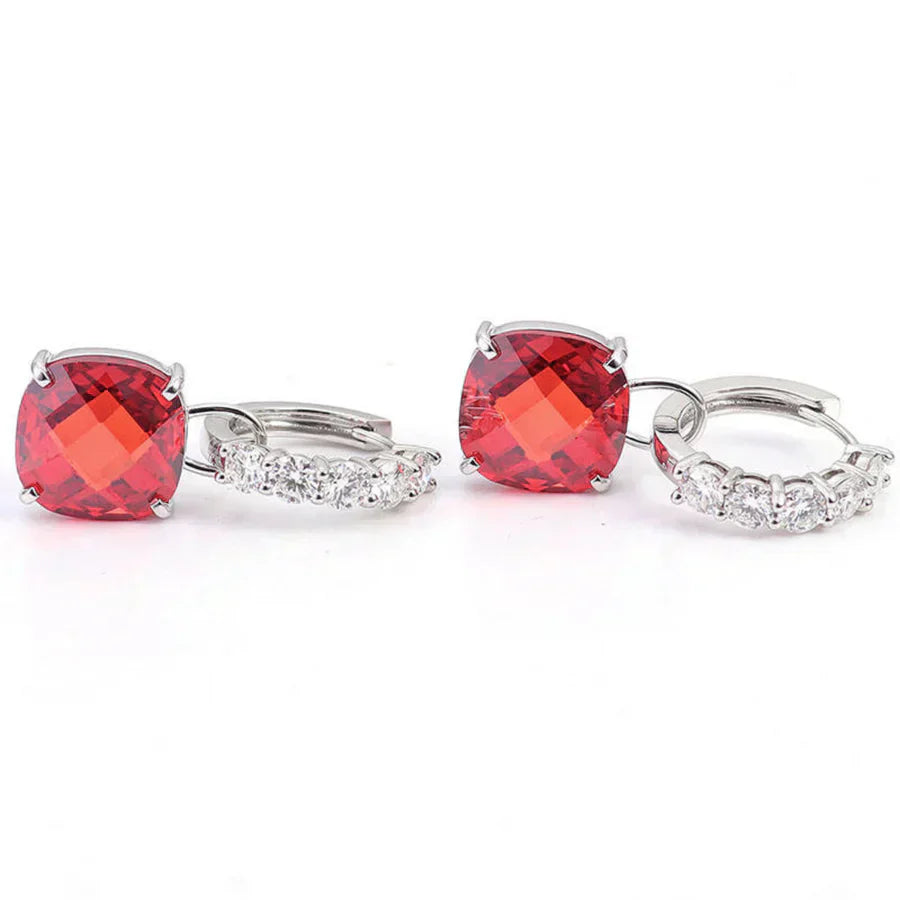 Pendientes tipo cojín de rubíes brillantes con circonitas con aspecto de diamante