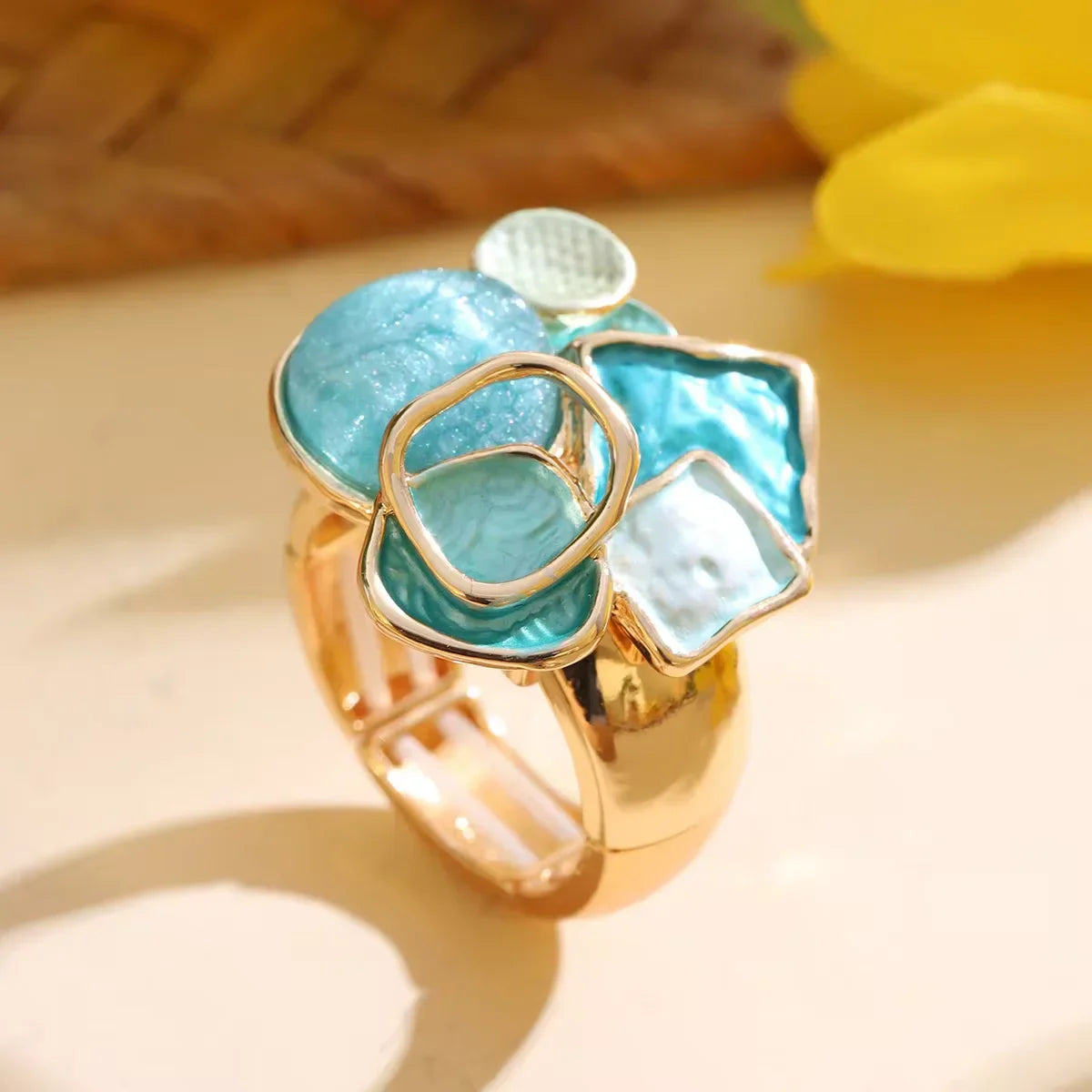 Anillo Multiforma con Piedras en Tonos Turquesa