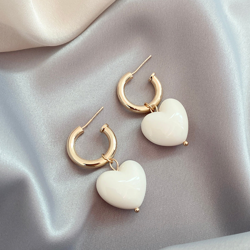 Pendientes de aro elegantes con colgantes de corazones blancos brillantes