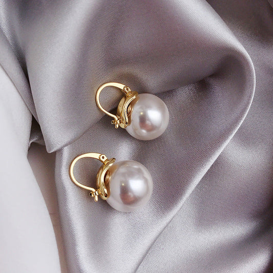 Pendientes de perlas elegantes con delicados cierres
