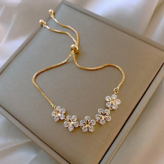 Elegante pulsera de flores con cadena ajustable y piedras de cristal brillantes