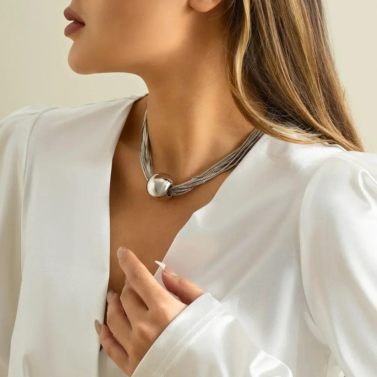 Elegante collar de varias hileras con colgante de bola de metal brillante