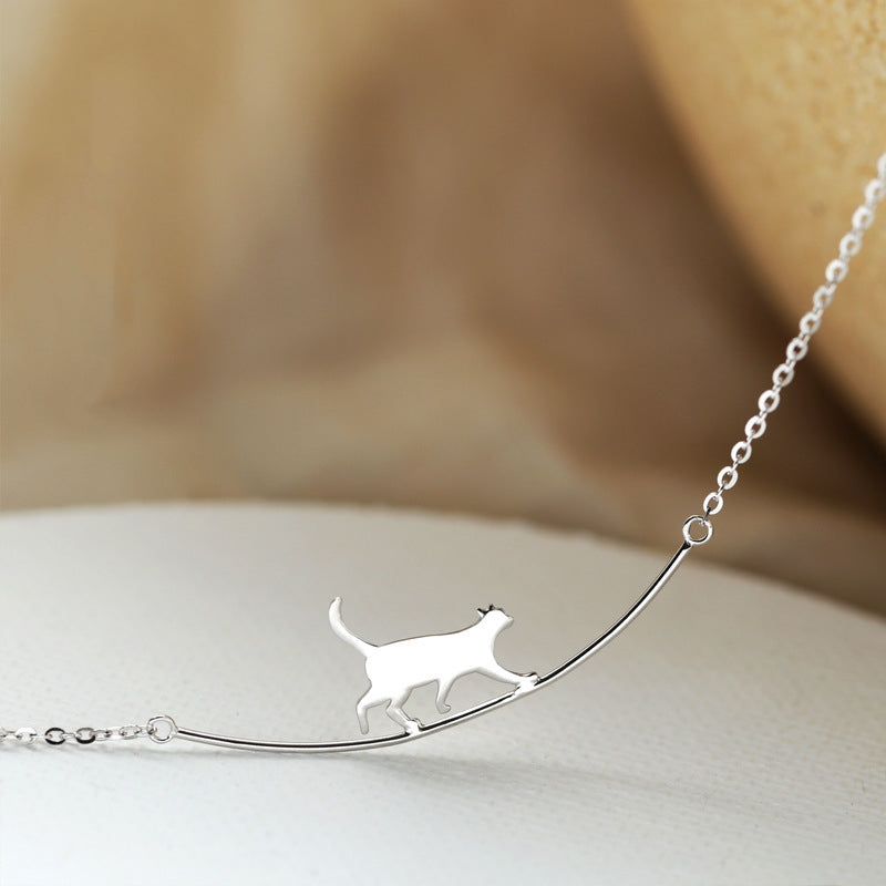 Collar minimalista con colgante de gato sobre cuerda metálica para mujer