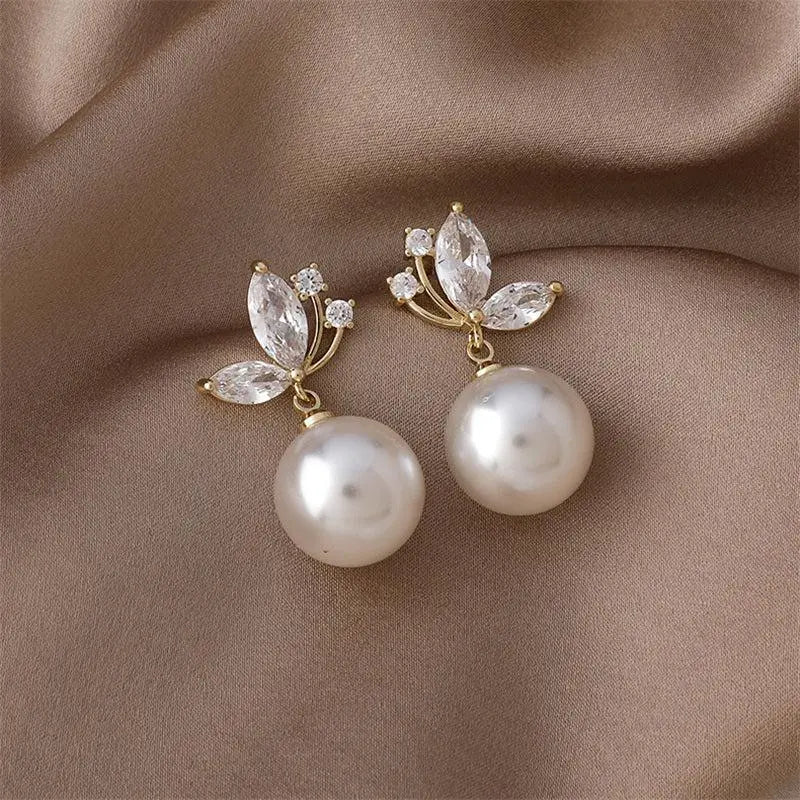 Pendientes de hojas elegantes con cristales brillantes y perlas