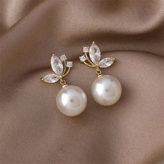 Pendientes de hojas elegantes con cristales brillantes y perlas