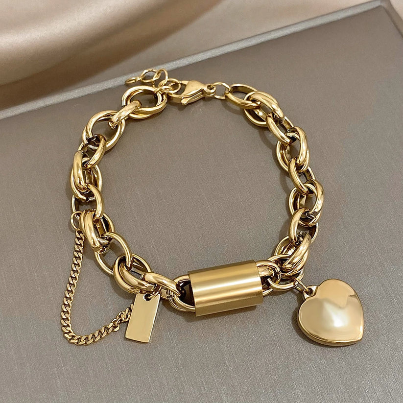 Pulsera moderna de cadena de eslabones gruesos con colgante de corazón y cilindro