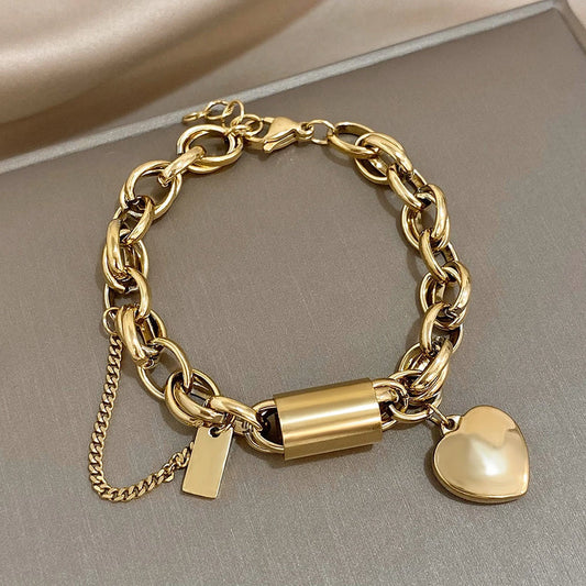 Pulsera moderna de cadena de eslabones gruesos con colgante de corazón y cilindro