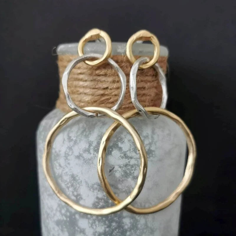 Pendientes elegantes de dos tonos con aspecto redondo y martillado