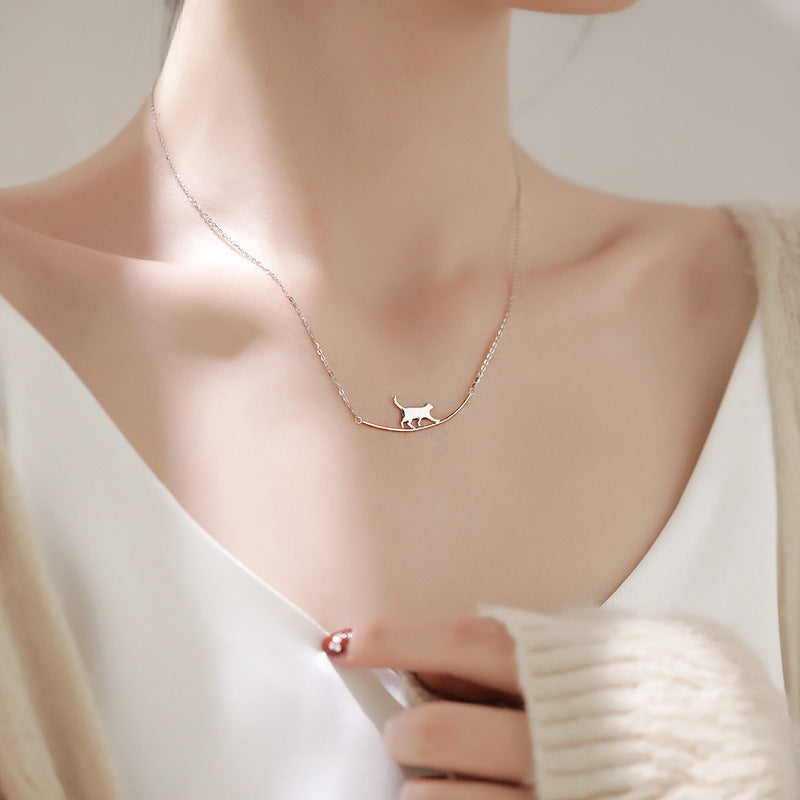 Collar minimalista con colgante de gato sobre cuerda metálica para mujer