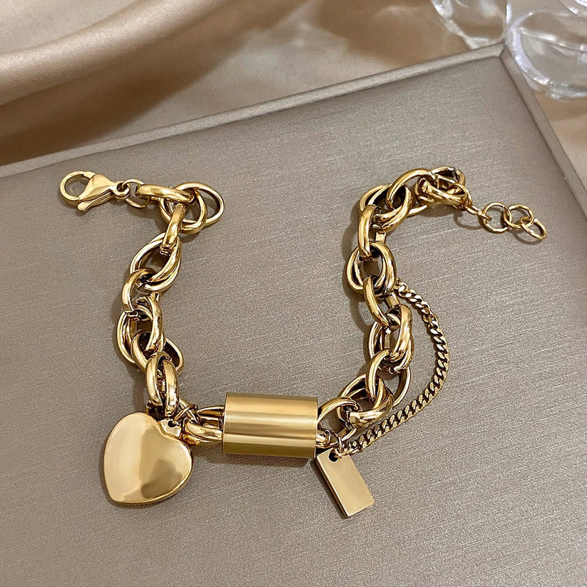 Pulsera moderna de cadena de eslabones gruesos con colgante de corazón y cilindro