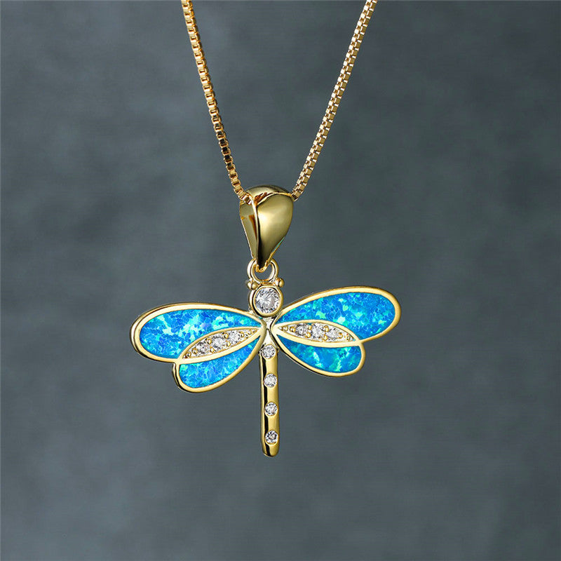 Collar de libélula brillante con detalles de ópalo iridiscente y circonitas cúbicas brillantes