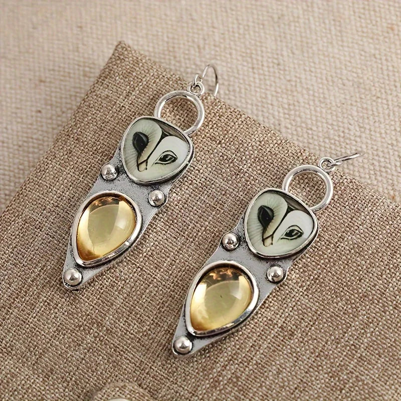 Pendientes de búho hechos a mano con piedras cabujón y acabado antiguo