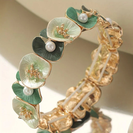 Pulsera vintage con elegantes florales verdes y deliciosas perlas