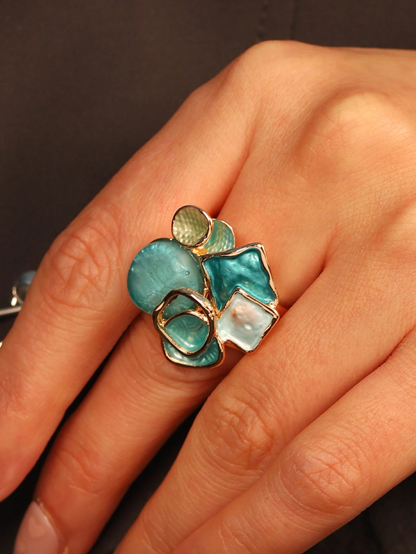 Anillo Multiforma con Piedras en Tonos Turquesa