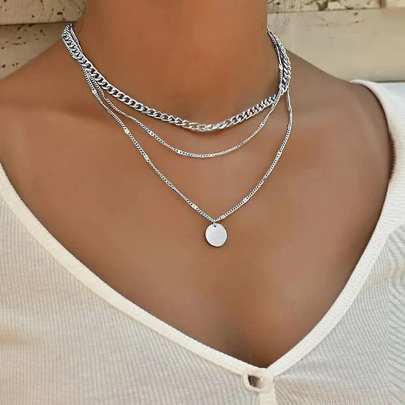 Collar multicapa con colgante de placa estilo boho
