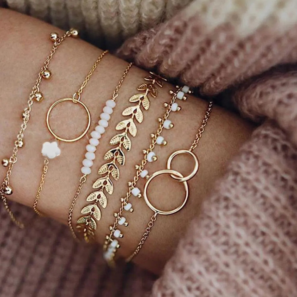 Pulsera divertida con hojas y cuentas blancas