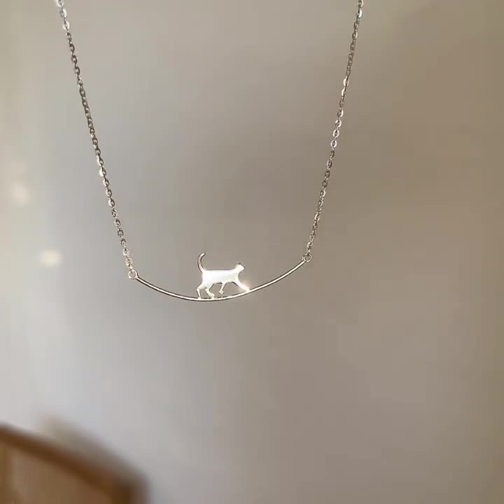 Collar minimalista con colgante de gato sobre cuerda metálica para mujer