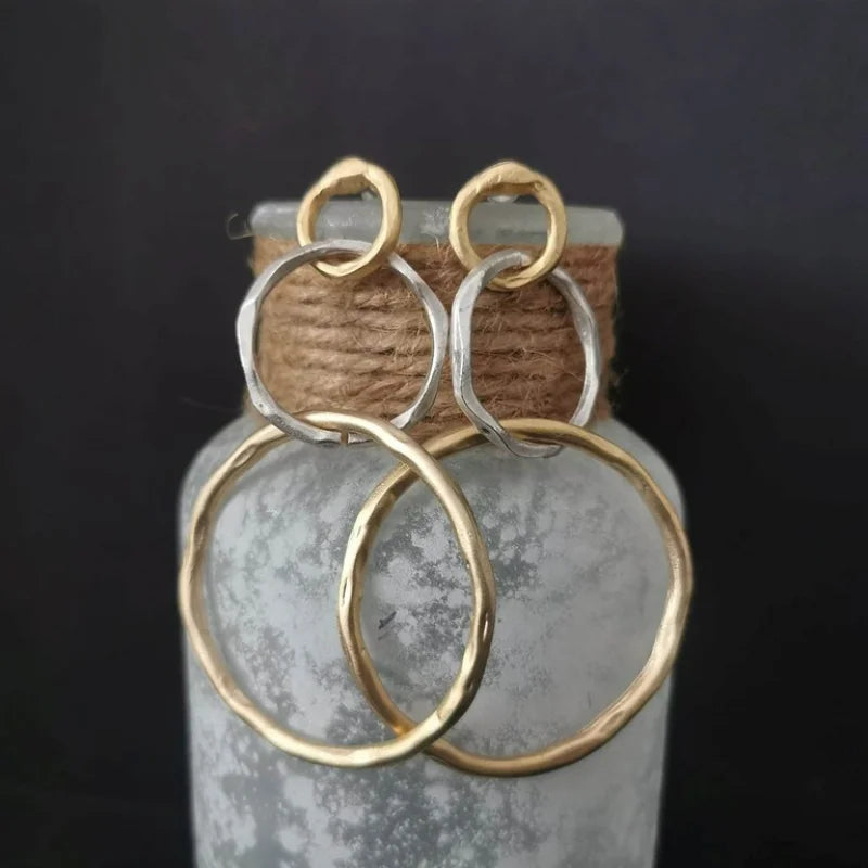 Pendientes elegantes de dos tonos con aspecto redondo y martillado