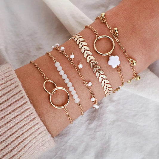 Pulsera divertida con hojas y cuentas blancas