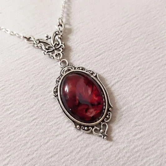 Collar vintage con colgante de resina de color rojo oscuro y marco antiguo
