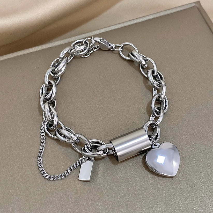 Pulsera moderna de cadena de eslabones gruesos con colgante de corazón y cilindro