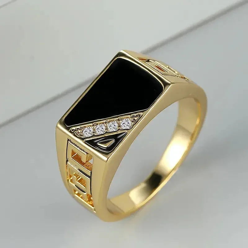 Anillo de Acero Inoxidable Bañado en Oro con Piedra Negra