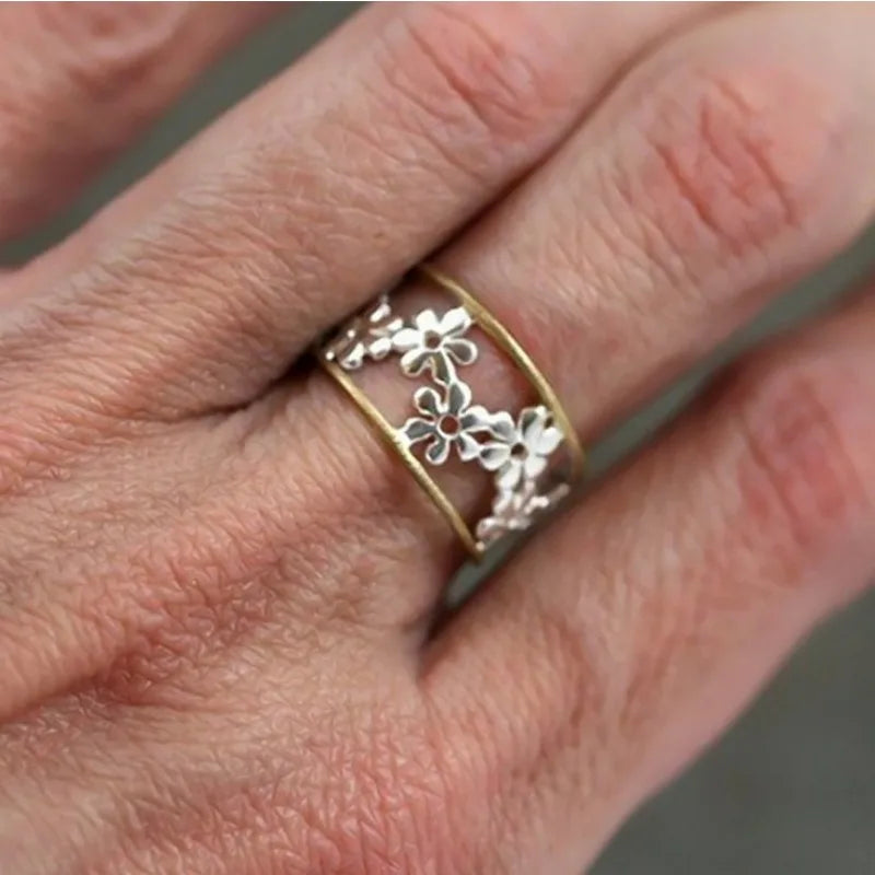 Anillos ajustables con diseño de racimo y huecos en forma de flora