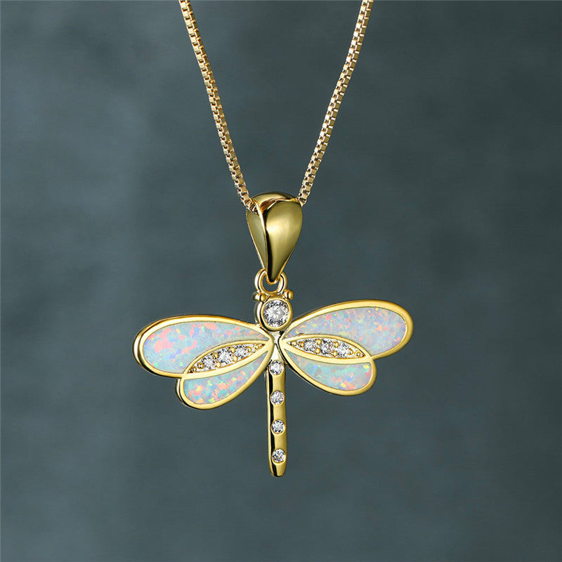 Collar de libélula brillante con detalles de ópalo iridiscente y circonitas cúbicas brillantes