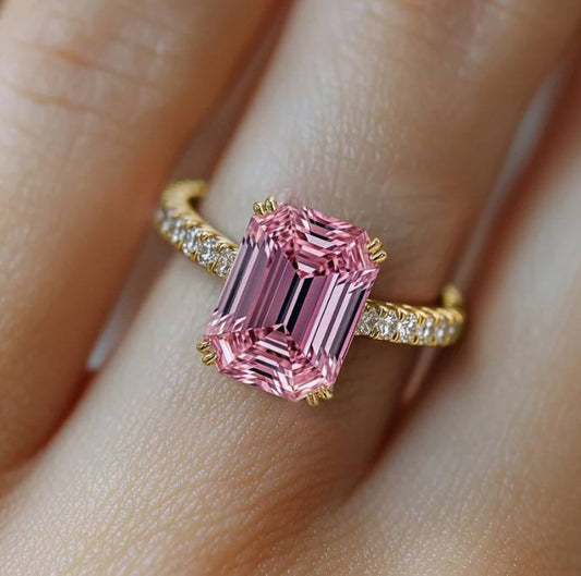 Anillo Elegante con Piedra Rosa en Corte Esmeralda
