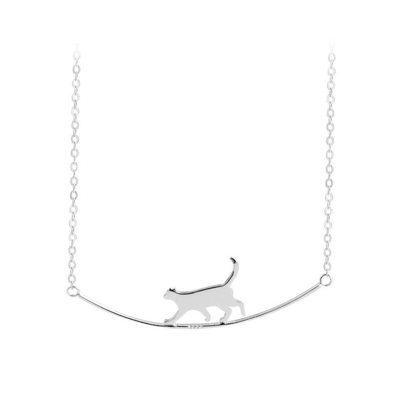 Collar minimalista con colgante de gato sobre cuerda metálica para mujer