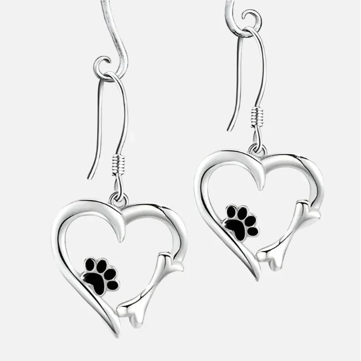 Pendientes con estampado de corazones y patas con un adorable motivo animal