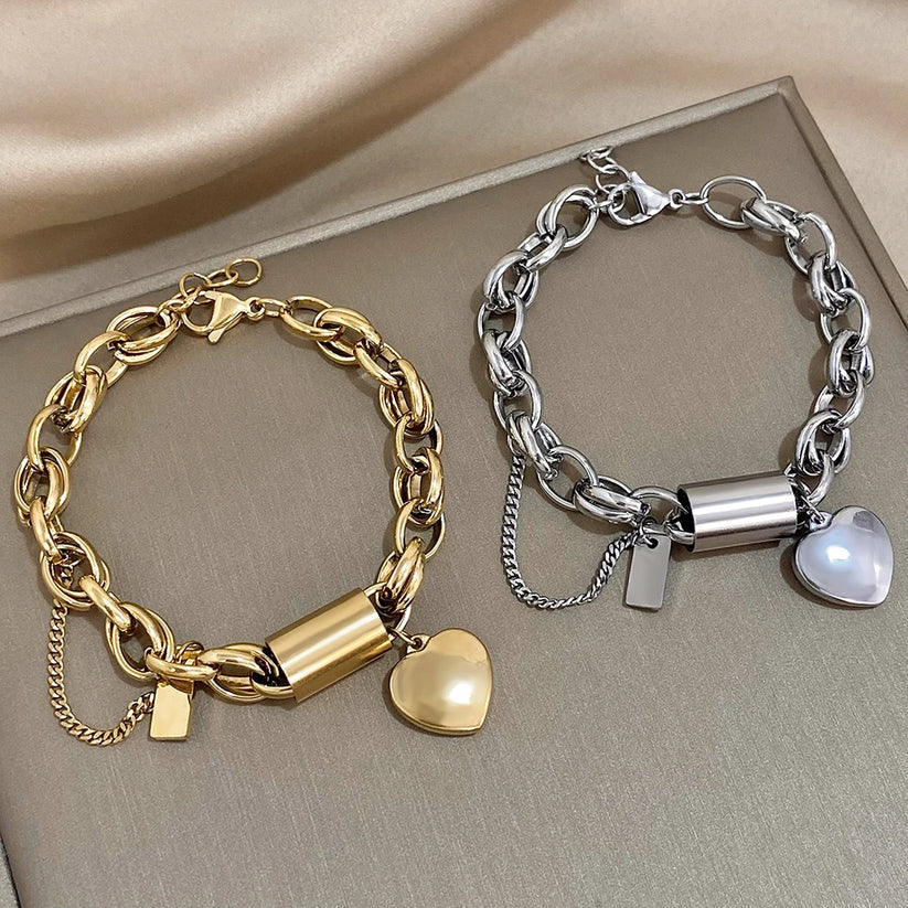 Pulsera moderna de cadena de eslabones gruesos con colgante de corazón y cilindro