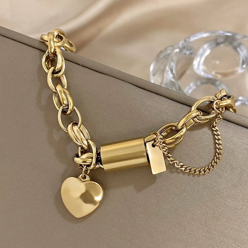Pulsera moderna de cadena de eslabones gruesos con colgante de corazón y cilindro