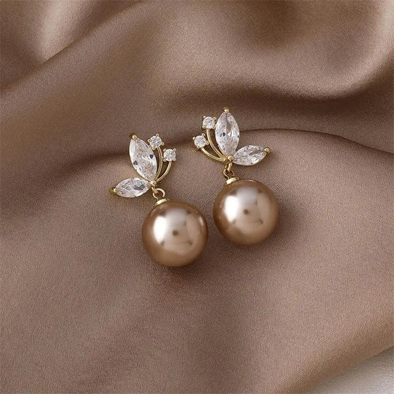 Pendientes de hojas elegantes con cristales brillantes y perlas