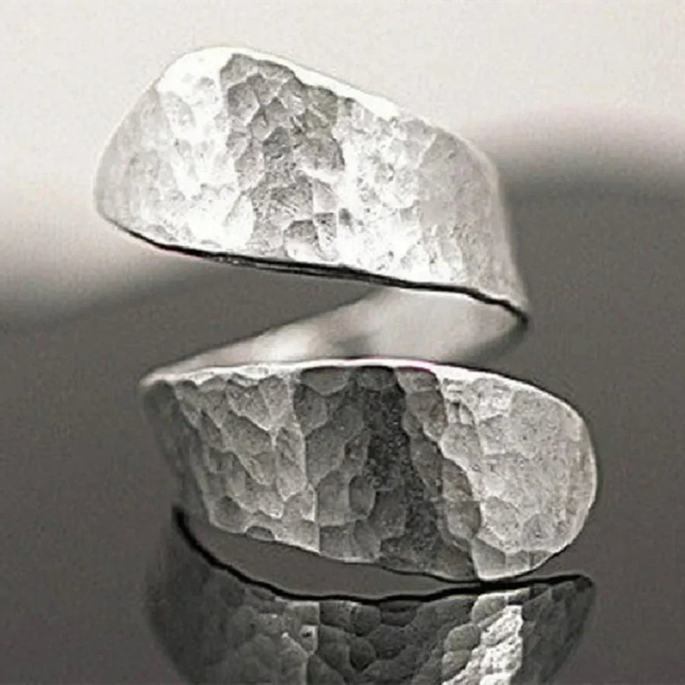 Anillo de Plata Ajustable con Diseño Martillado