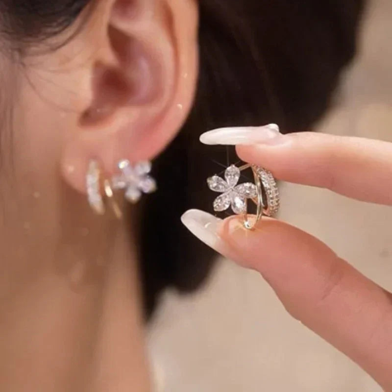 Pendientes de flores con circonitas brillantes y diseño de doble aro