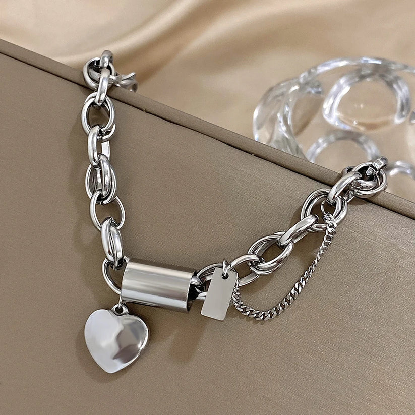 Pulsera moderna de cadena de eslabones gruesos con colgante de corazón y cilindro