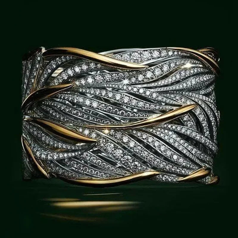 Anillo Elegante de Oro y Cristales