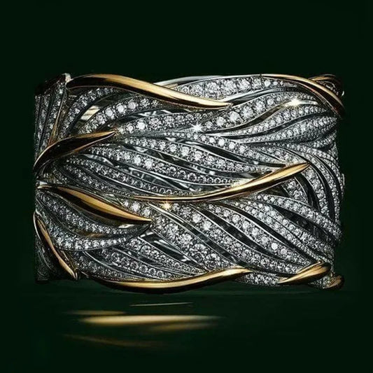 Anillo Elegante de Oro y Cristales