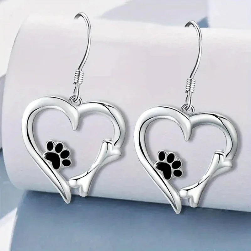 Pendientes con estampado de corazones y patas con un adorable motivo animal