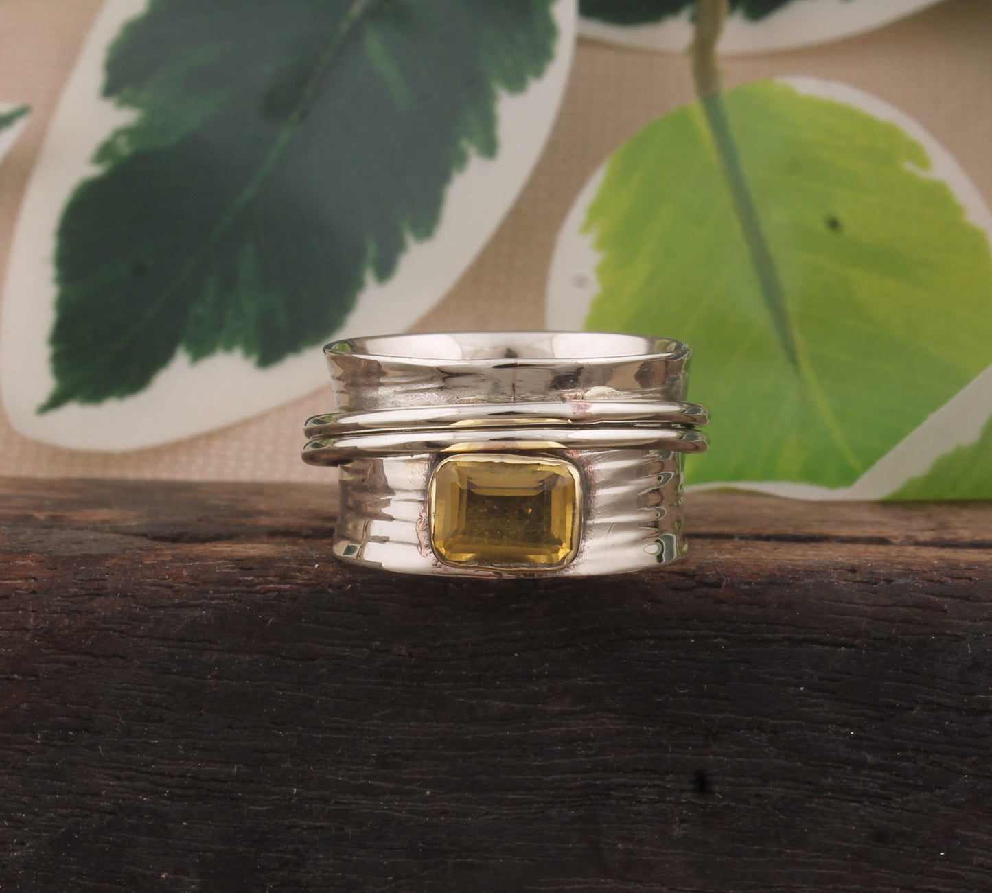 Anillo Artesanal de Plata con Piedra Preciosa de Peridoto y Detalles en Oro