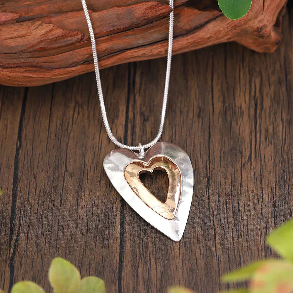 Collar con colgante de corazón bicolor con aspecto martillado