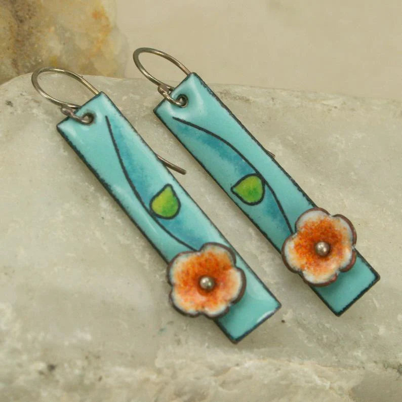 Pendientes de flores de esmalte turquesa con delicadas hojas