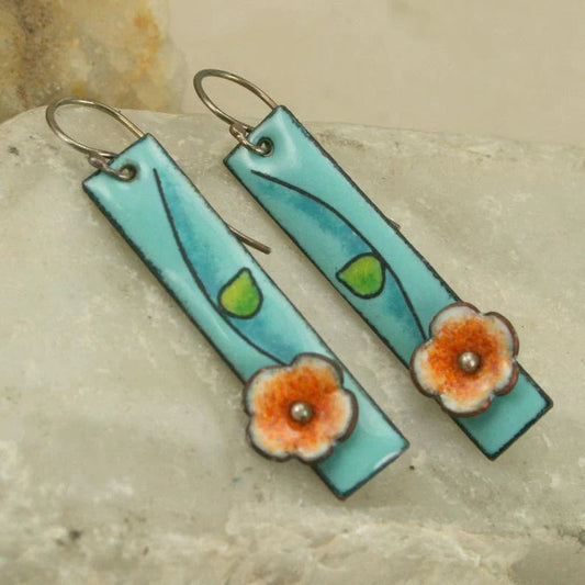 Pendientes de flores de esmalte turquesa con delicadas hojas