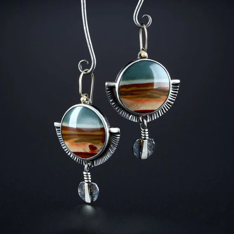 Pendientes hechos a mano de jaspe con diseño de luna creciente y acabado envejecido