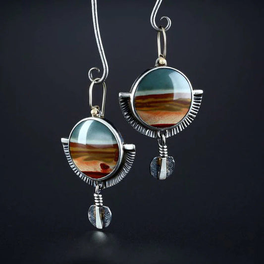 Pendientes hechos a mano de jaspe con diseño de luna creciente y acabado envejecido